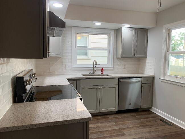 Foto del edificio - 352 N Highland Ave