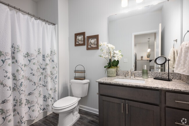 1 Bed 1 Bath 815 Sq Ft - Bathroom - The Grand at Union Cross