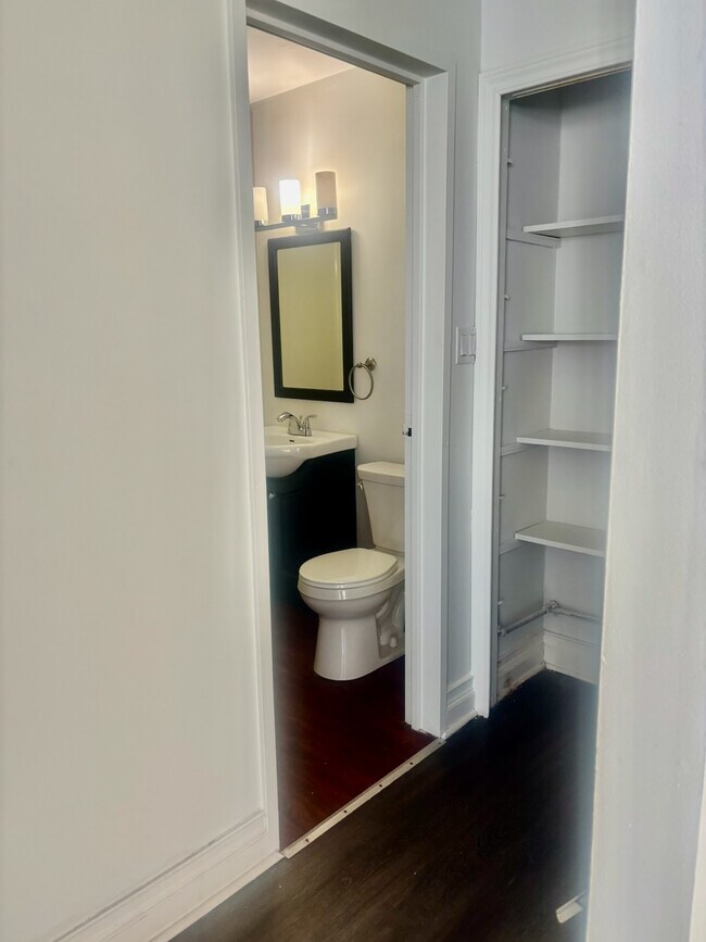 Building Photo - Spacious unit For Rent