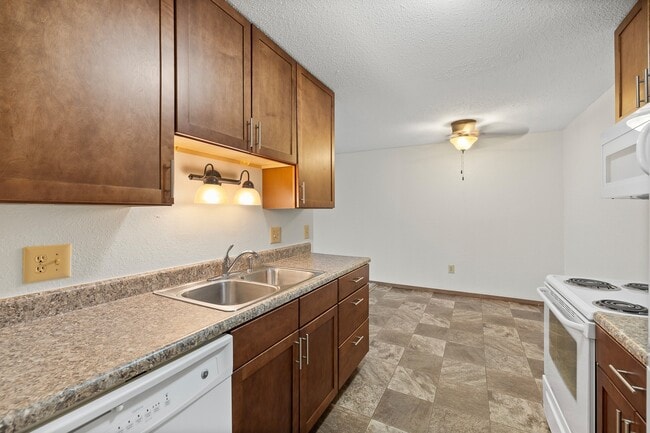 Building Photo - Candlewood Apartments