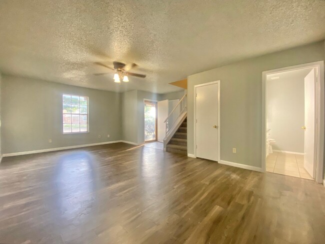 Building Photo - 3 bad 2.5 bath Townhome available now