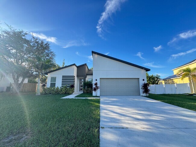 Building Photo - $300 off of a month of rent!! BEAUTIFUL 4 Bedroom, 2 Bathroom BRAND NEW Home in Poinciana!! CABLE...