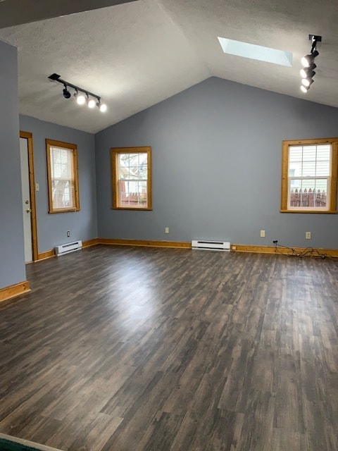 Building Photo - Beautiful spacious 3 bedroom home for rent