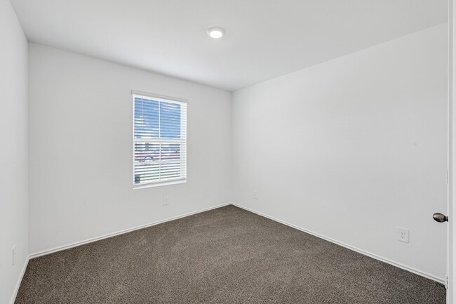 Foto del edificio - 2025 Woodlark Way