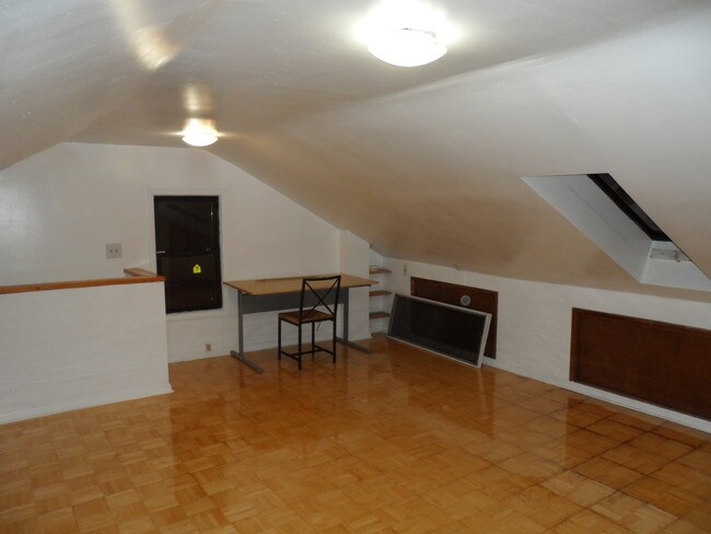 Building Photo - 726 Leonard St