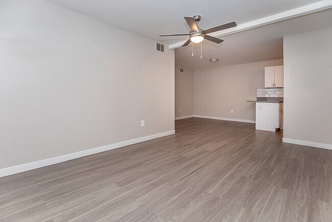 Sala de estar moderna de concepto abierto en un plano de planta renovado - Chapter 3240