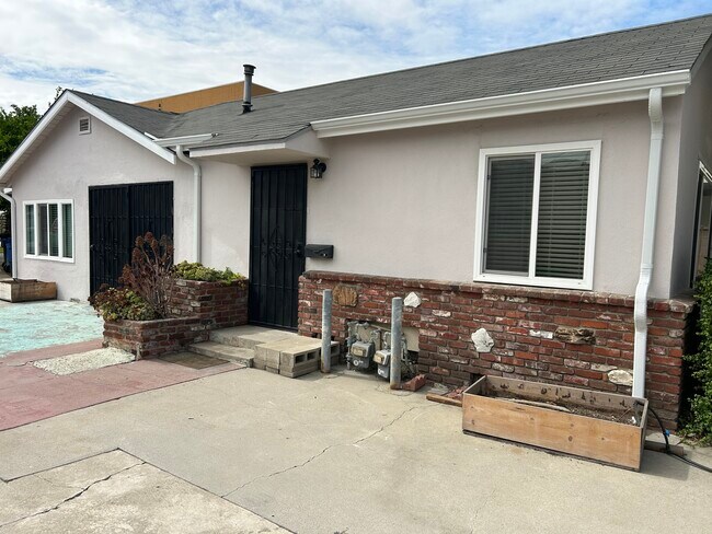Building Photo - 3947 Delta Ave