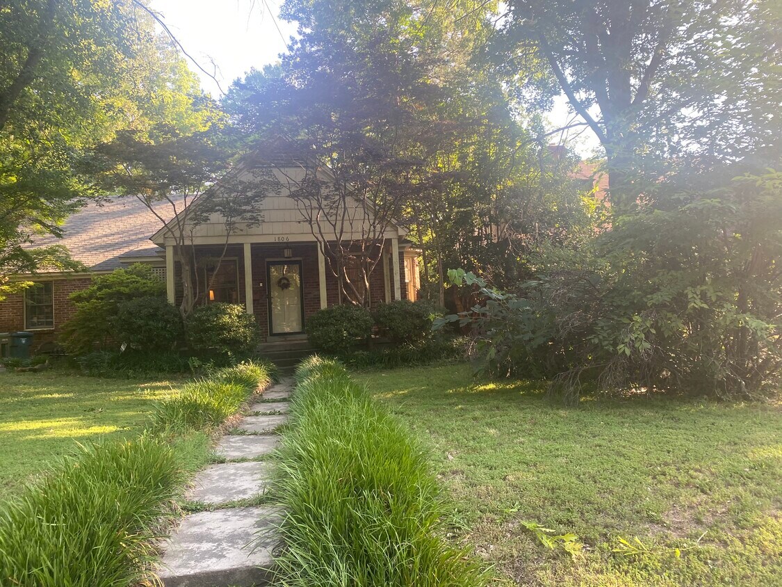 Primary Photo - 1806 York Ave
