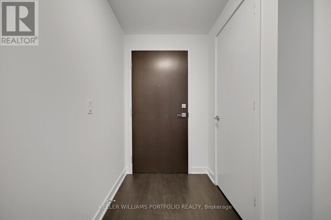 Building Photo - 2221 Yonge St