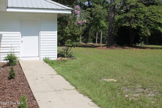 Foto del edificio - 496 Holly Grove School Rd