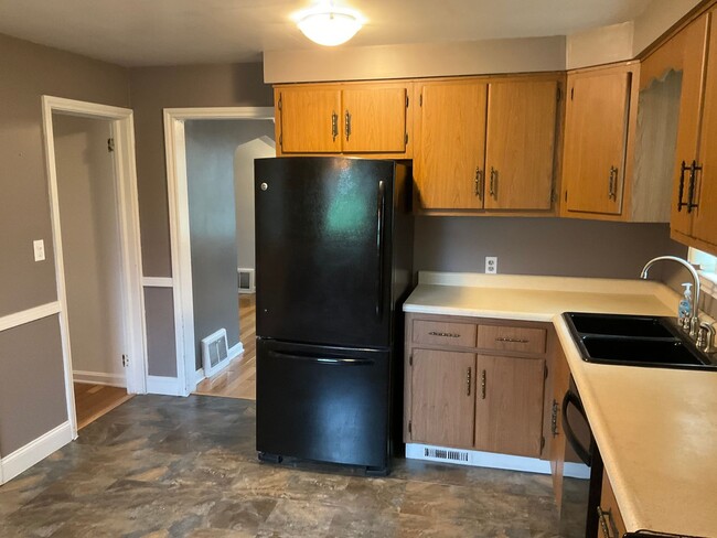 Building Photo - Charming 2-bed 1-bath Bethel Park Home wit...