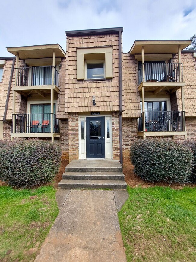 Foto del edificio - 919 Old Manor Rd