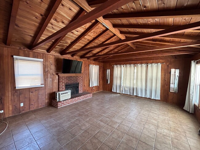 Building Photo - MASSIVE 6 bed 3 bath house in Prime Locati...