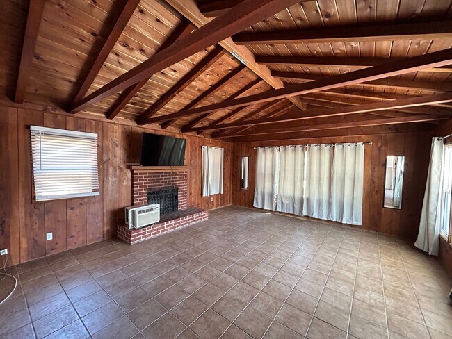 Foto del edificio - MASSIVE 6 bed 3 bath house in Prime Locati...