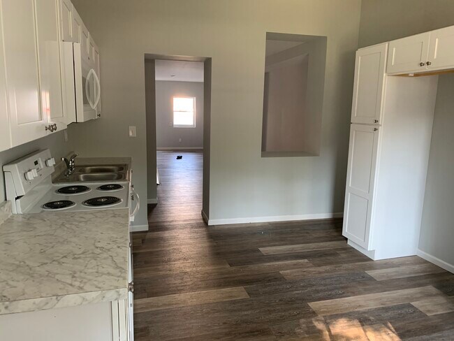Cocina con vista al comedor y la sala de estar. - 407 Hamilton St