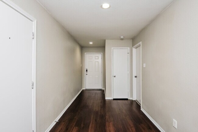 Building Photo - 1508 Queens Brook Ln