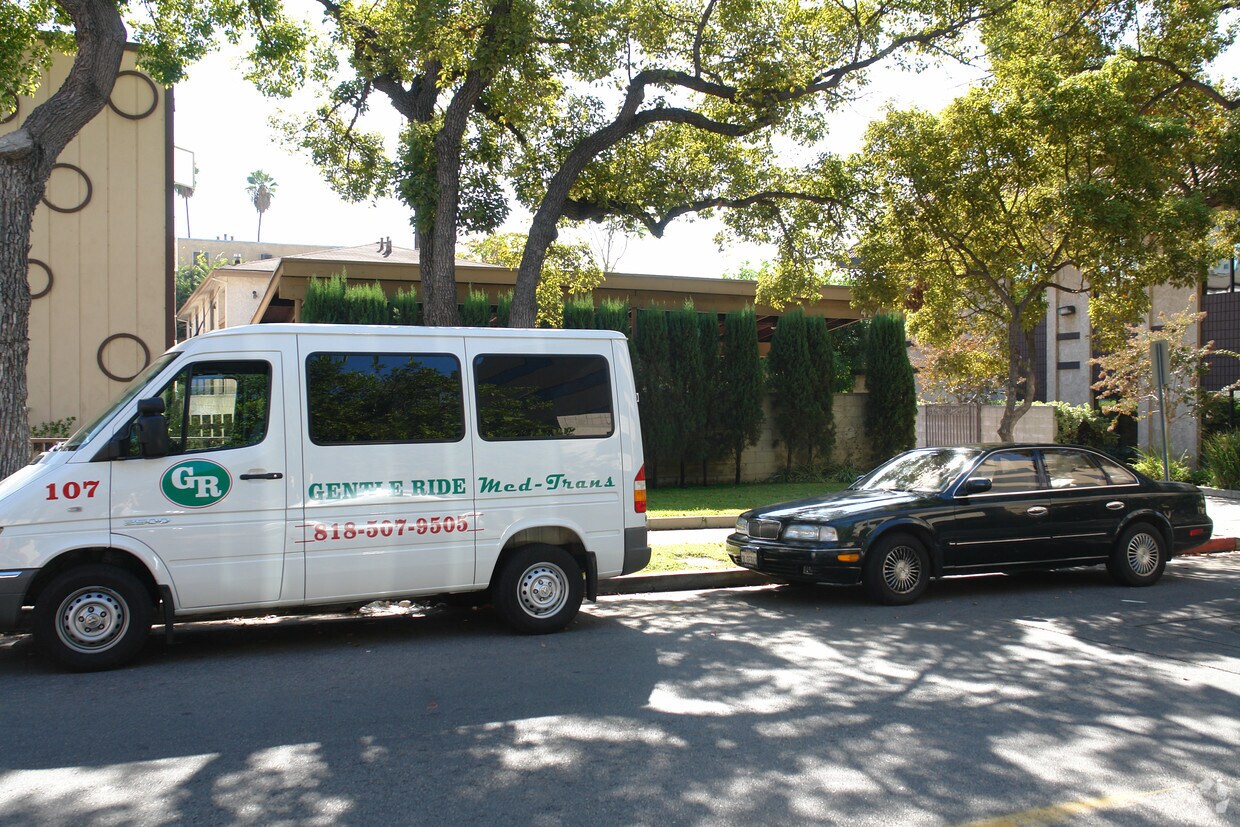Foto del edificio - 424 Arden Ave