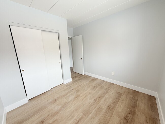 Photo du bâtiment - 301 Indian Rd S