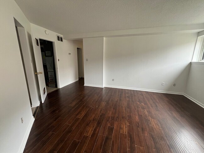 Photo du bâtiment - 1 Bedroom 1 Bath Lower Level Apartment available in Mississauga