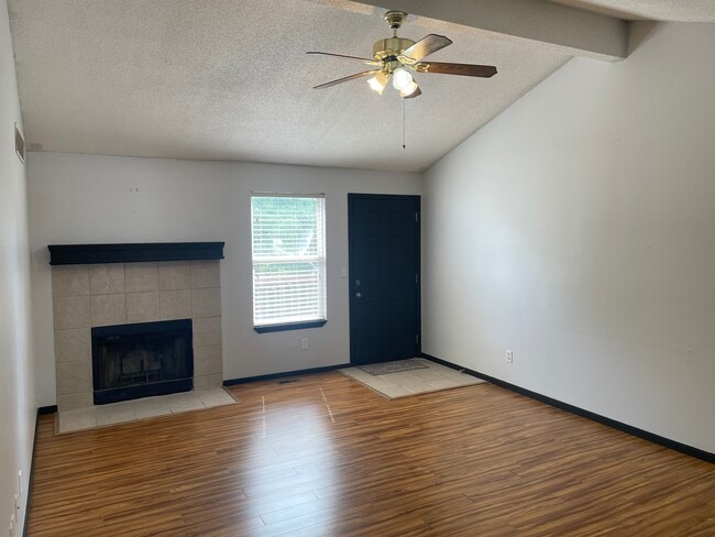 Building Photo - 208 Wesleyan Ter