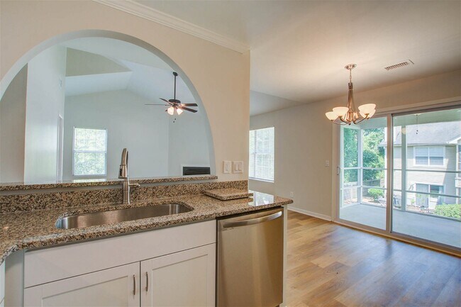 Foto del edificio - 6211 Rolling Fork Road Apt #E, North Charl...