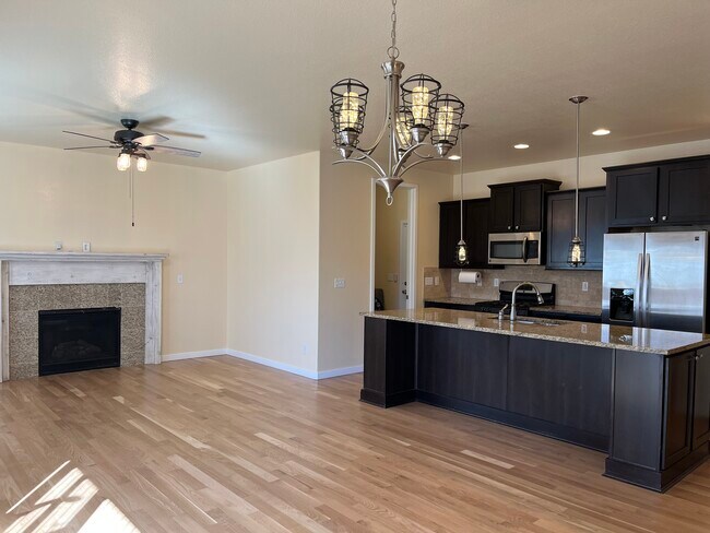 Building Photo - 15952 Village Cir