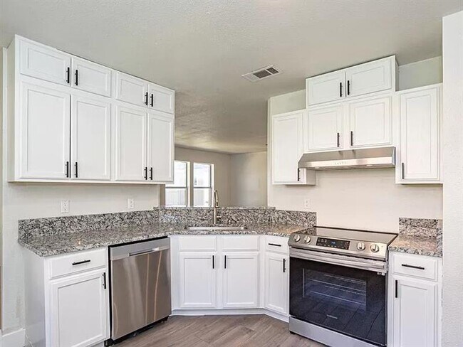Building Photo - SPECIAL AND COZY FAMILY ABODE