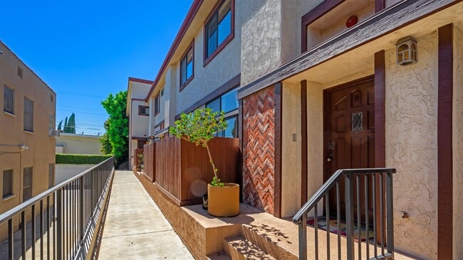 Building Photo - 817 N Croft Ave