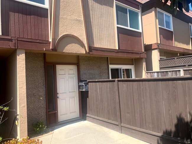 Building Photo - 874 Stonegate Dr