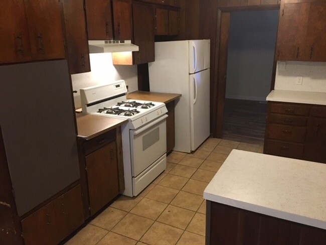 Building Photo - 4 bedroom