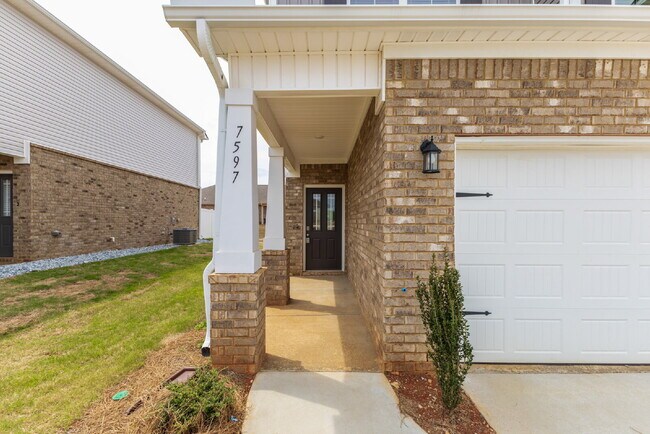 Foto del edificio - "Charming Newly built 3-Bed Townhouse Retreat with Granite Elegance in Prime Huntsville Location!"