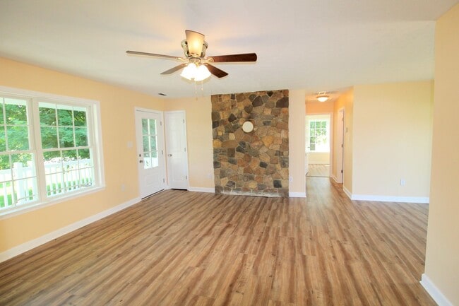 Building Photo - Stunning Home with Breathtaking Blue Ridge Mountain Views!   3 Bedrooms | 2 Baths