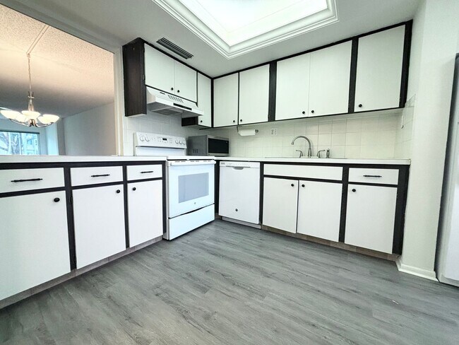 Foto del edificio - 55+ Community 2/2, Free Water, Pool, Exercise Room