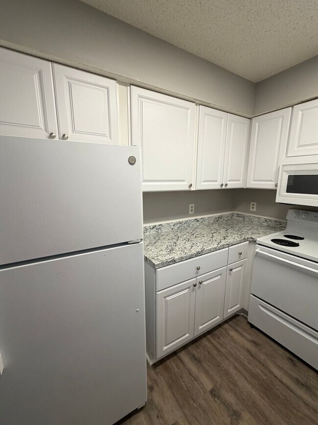 Foto del edificio - Hidden Lake Townhomes 2 Bedroom 1.5 Bathroom