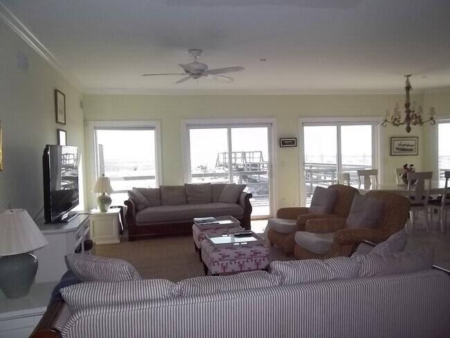 Building Photo - 793 Dune Rd