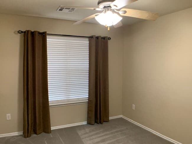 Building Photo - Newer 3 Bedroom off I-240