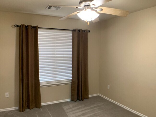 Foto del edificio - Newer 3 Bedroom off I-240