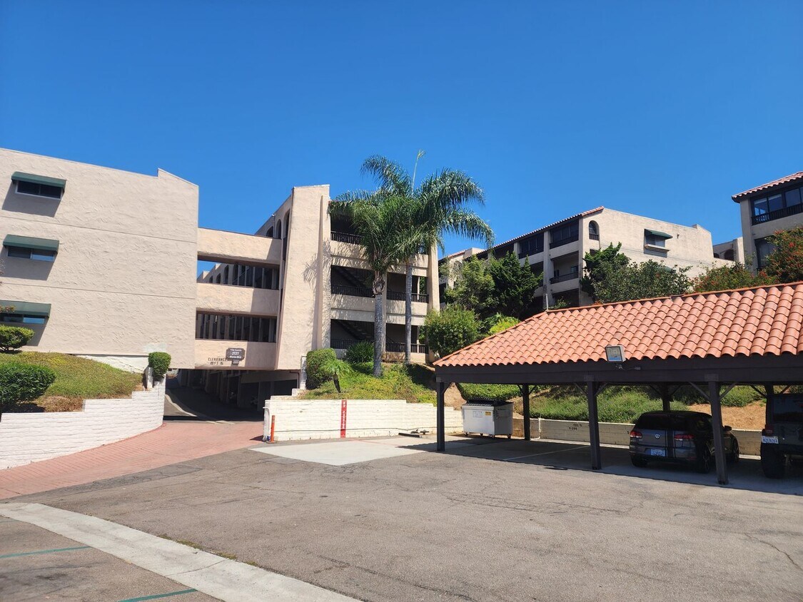 Primary Photo - Bay Side Condo, Completely updated! Walkin...