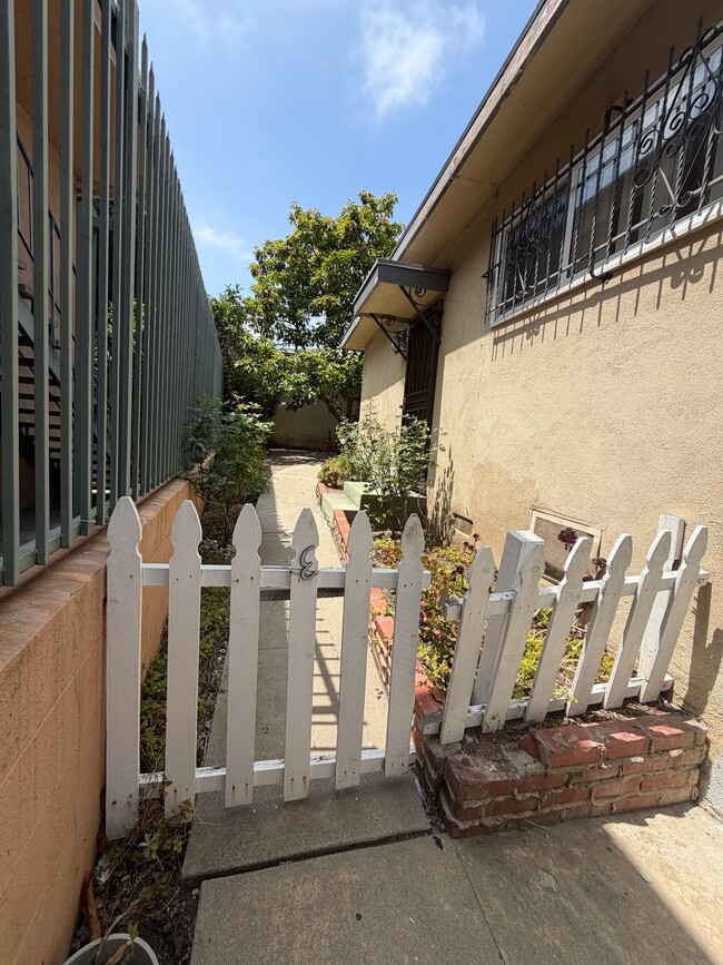 Building Photo - 824 Glenway Dr