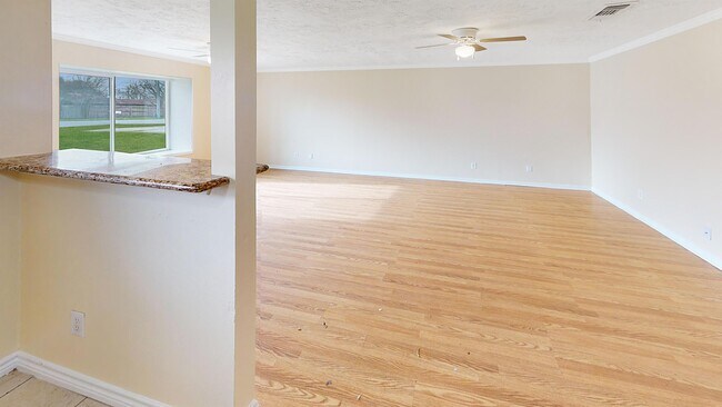 Building Photo - 223 Brentwood Dr E