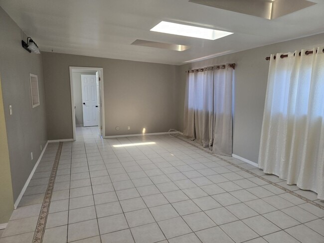 Building Photo - Single Family Home in Midway City for Rent