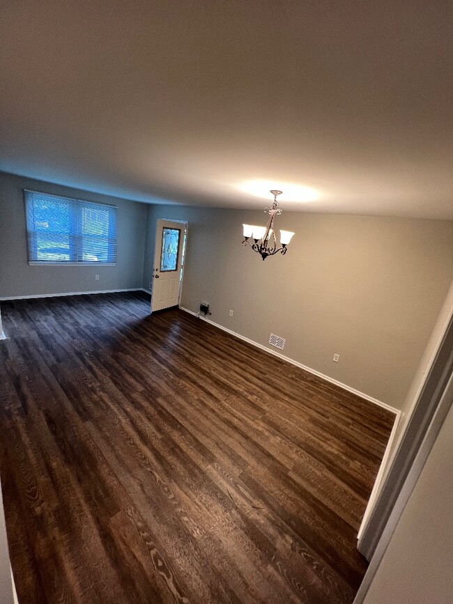 Building Photo - 920 Homberg Ave