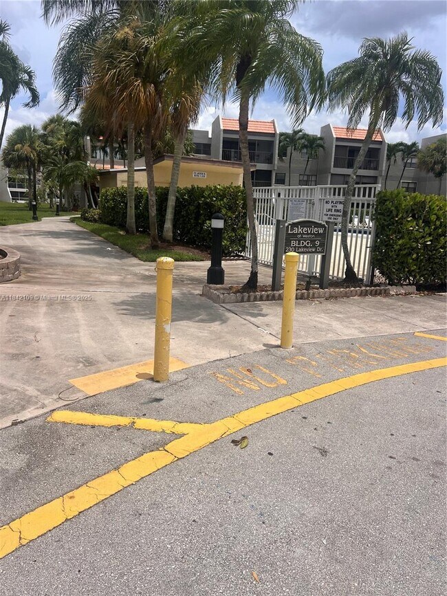 Foto del edificio - 220 Lakeview Dr