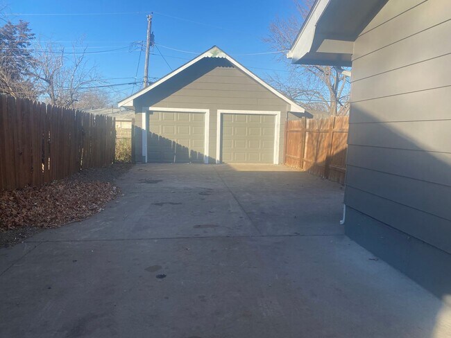 Building Photo - Beautifully Remodeled 3 bed/2bath home wit...