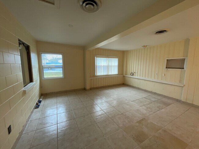 Building Photo - Spacious & Updated 2/1 in Orange City