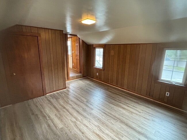 Building Photo - Freshly Remodeled 3BR / 1 BA Apartment