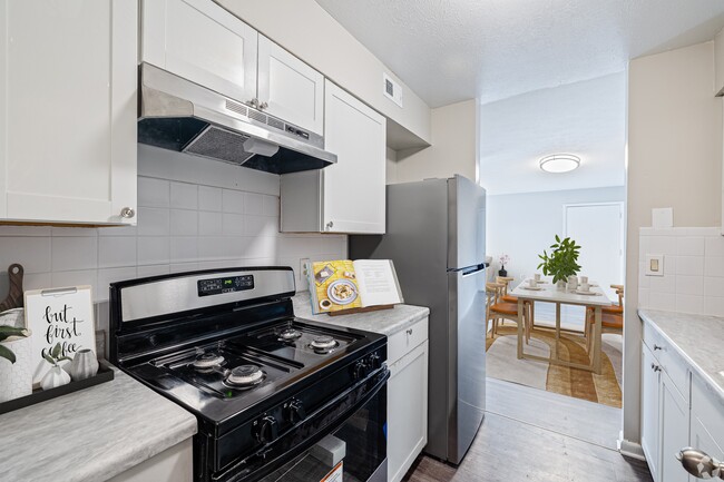 Staged kitchen - Blue Ridge Apartments