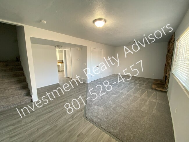 Building Photo - Spacious Duplex With Garage!