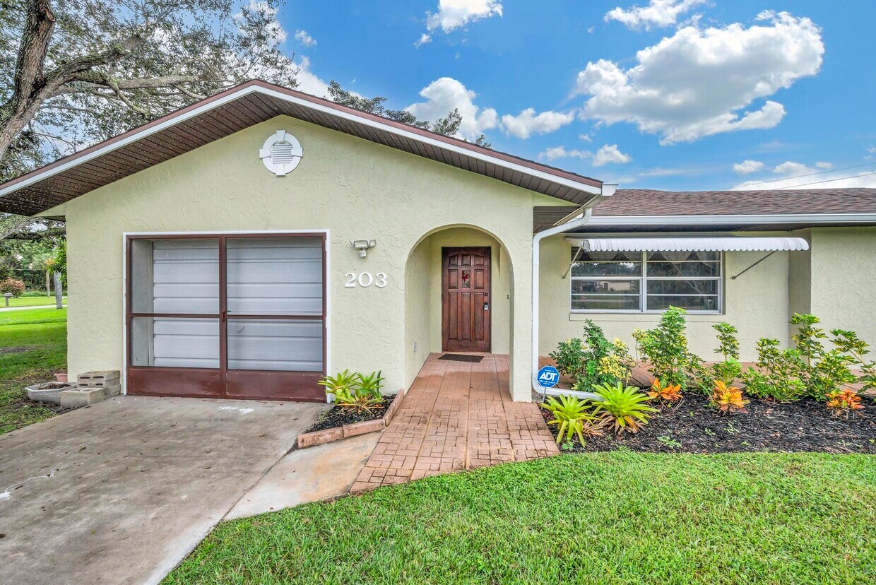 Primary Photo - 203 SE Camino St