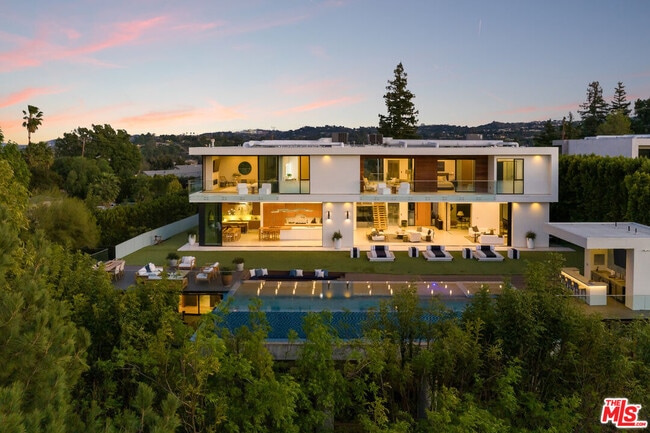 Building Photo - 16801 Oak View Dr